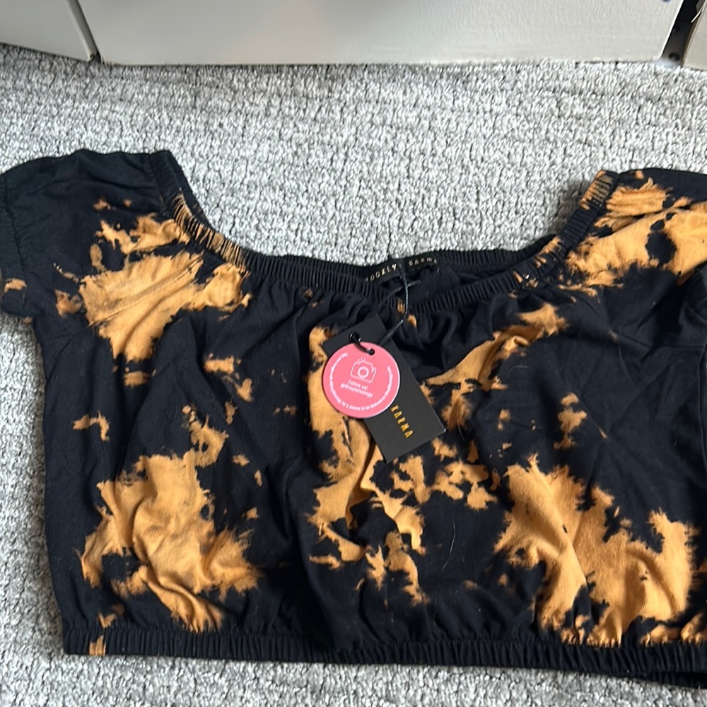 Black and Gold Short Sleeve Cropped Shirt